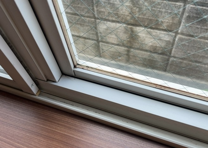 サッシは、ガラス窓に使用される金属製の窓枠です。一般的に住宅建築では、金属製建具工事の段階でガラス類・玄関などと同時に設置されます。種類や構造により断熱性能や遮音性能が異なるので現地でご確認ください。