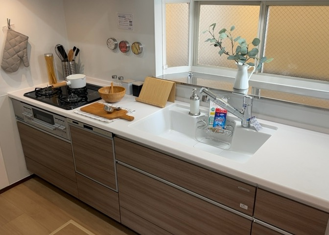 標準的なシステムキッチンの横幅は、165cm～300cm程度です。2100・2400・2550・2700などミリ単位で表記されます。普段どのように料理をするのかを想定しながら合ったサイズを選びましょう