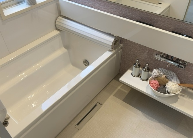 入浴時の快適さも大事なことですが、綺麗な状態を維持できなければ気持ちよく入浴できません。毎日の掃除が楽という点は大事なポイントになります！カビが生えにくく掃除がしやすい、壁や浴槽を選ぶといいでしょう。