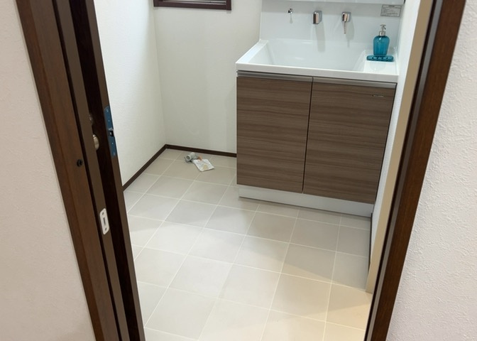 多くの戸建て住宅で見かける洗面脱衣所は、洗面台と洗濯機が2畳ほどのスペースに並べられていて、洗面所が脱衣所を兼ね備えている間取りが一般的です。お客様が利用することもある、パブリックな空間でもあります。