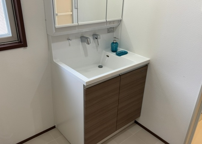 洗面化粧台では顔を洗ったり、身だしなみを整えることが本来の使い方ですが、用途によっては洗面化粧台に求められる機能が違ってくるため、ご自身や家族のライフスタイルに合ったものを選ぶことをおすすめ致します。