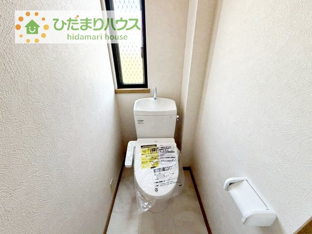 小窓が付いているので、トイレも明るい空間になっております♪