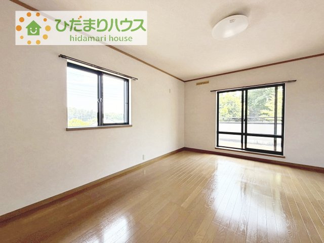 広めの主寝室は、ベッドの他にもパソコンデスクやドレッサーなども置けちゃいます(*^-^*)