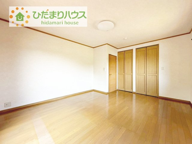 大きなベッドを置いても余裕の広さの主寝室♪