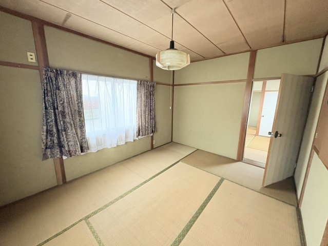 和室は、日当たりが良く明るい印象。居室としてはもちろん、趣味部屋や在宅ワーク用スペースとしても活用可能です。複数の和室があることで、生活シーンに合わせた柔軟な使い方ができるのがうれしいですね。