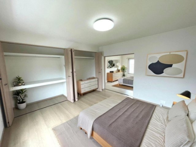 本画像はCG加工で家具を配置したイメージ画像となります。北側7.5帖の洋室