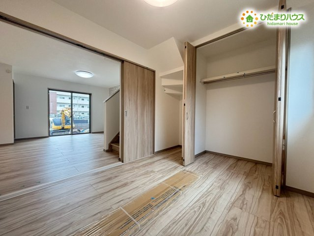 お部屋の引き戸を開け放つことで、広々とした開放感を味わえる洋室です！お昼寝スペースや来客時の応接スペースとしても重宝します♪ライフスタイルに合わせて柔軟にお部屋の使い分けができる便利な仕様です！