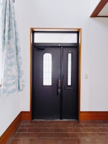■玄関｜毎日の「いってらっしゃい」や「お帰りなさい」を大切なご家族と過ごす玄関は〈使いやすさ〉を追求しております。玄関横の物入は急な来客時でもさっとお片付けできるスペースを確保しています。