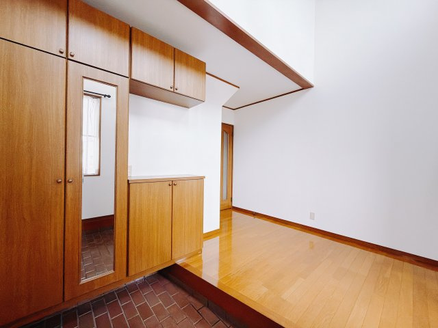 ■玄関｜収納豊富な玄関♪全身ミラー付き収納もあり、お出かけ前の身だしなみチェックもバッチリです！
