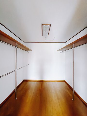 ■WIC｜お洋服はもちろん、使う頻度の少ない家具や小物・場所を取りがちな旅行用のスーツケースなどもしまえます。また、厚手のコートをしまっても充分な広さを堪能できるプランです♪