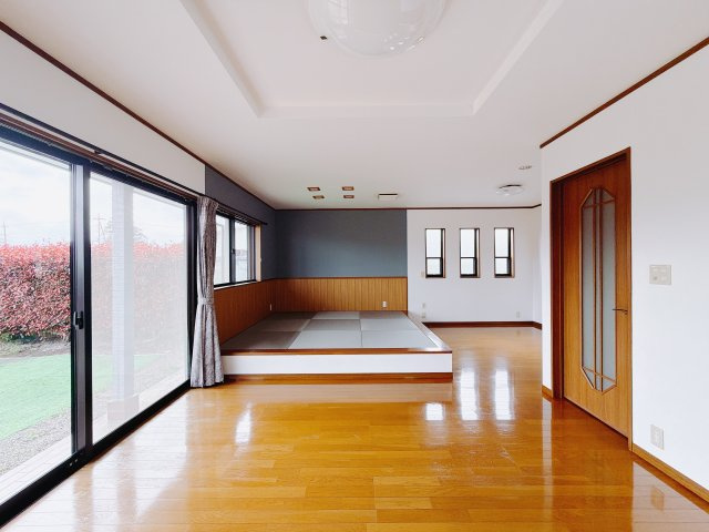 ■リビング｜大きい窓からあたたかいたっぷりの光が入ります♪開放的な空間で毎日をもっと快適に(*＾＾*)