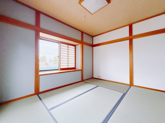 ■1階和室｜意外と場所をとるアイロンがけや、お洗濯物を畳むときにも広々と使うことができ、ちょっと一休みしたいとき、すぐに横になれるのも魅力です♪