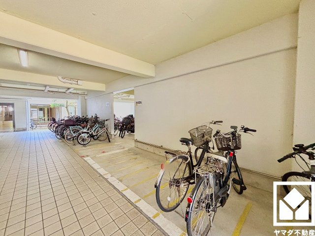 屋根付きの駐輪場・バイク置場も備えています。雨や日差しの影響を受けにくく、大切なお乗り物の保管にも便利です。