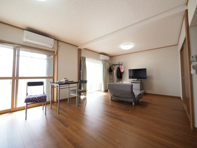 光の差し込む広々としたリビング