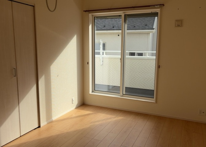 寝室でゆっくりと過ごすためにはベッド周りの適度な空間を担保することや窓の位置、照明の明るさ、寝室の広さなどを考える必要があります。自身や家族の構成とライフスタイルに併せて寝室にする部屋を選びましょう！