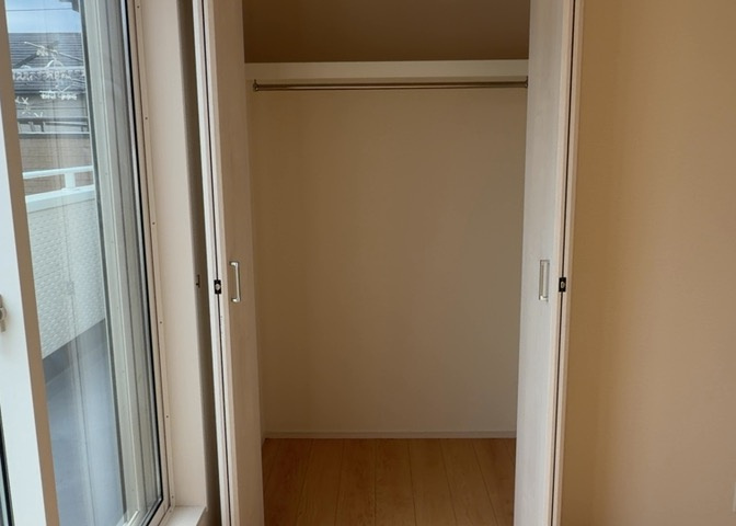デザイン性を重視しすぎて収納が少なかった！なんてことにならないため、事前に現地で収納の数を確認しておくことをお勧めします。クローゼット以外にも床下収納や屋根裏収納、パントリーなどもチェックしましょう。