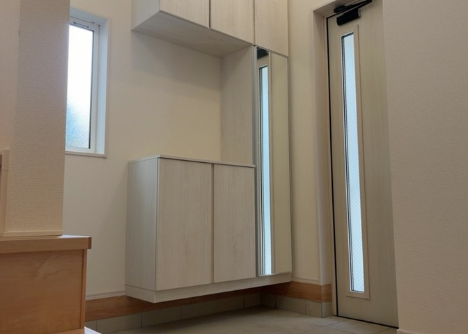 玄関は家の顔でもあり、家族以外の目にも止まる場所です。玄関は外との間を仕切る扉、靴などをしまっておく収納スペース、靴脱ぎのたたきスペース、来客とのやり取りをするドアホンなど複数のアイテムからなります。