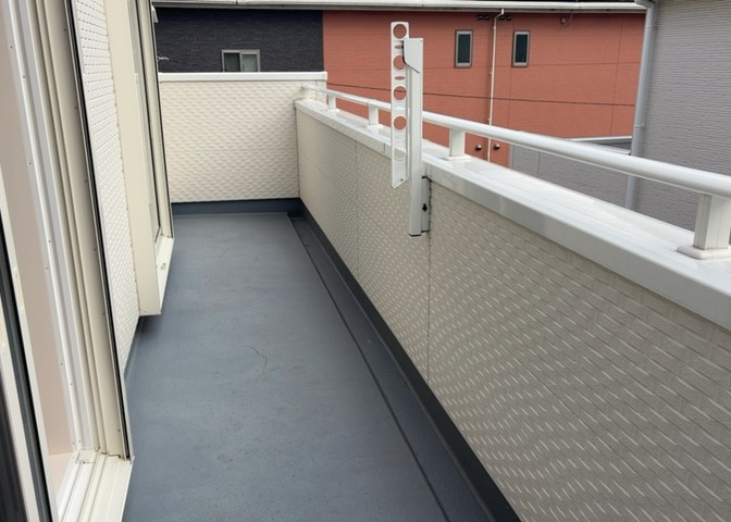 バルコニーは、室外の専用スペースのうち、「屋根がなく開放された空間」であるものを指します。ベランダより広いタイプのものが多く、日当たりもよいため家庭菜園などを楽しみたい人にとって適した環境となります。
