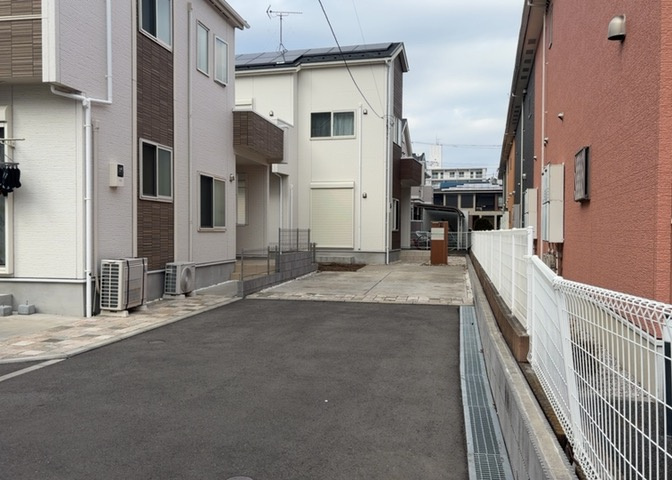 住宅用の土地では前面道路に2m以上接していなければならないと法律で定められています。しかし、お持ちの車のサイズやライフスタイルなどにより、2mでは利便が悪い場合もございますので、事前に確認しましょう。