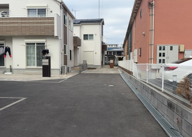 お持ちの車種によっては前面道路が広い方が便利でしょう。しかし、前面道路が広ければその分交通量が多くなるため、騒音などが気になる場合があります。実際に現地を見学し、周辺交通量や騒音などを確認しましょう！