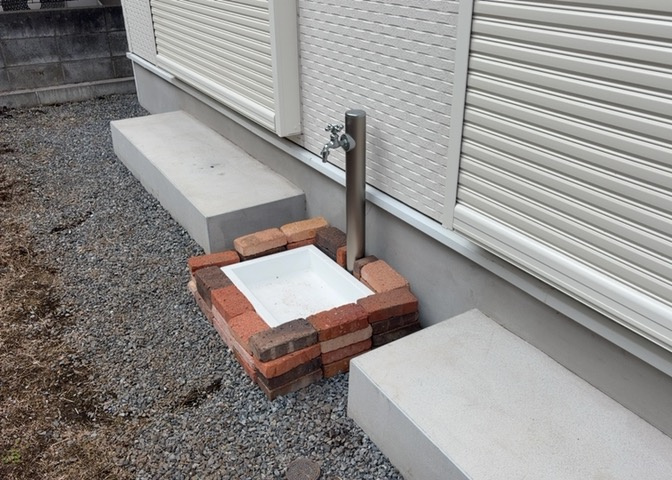 敷地内に散水栓や立水栓があると便利です。水道水を直接利用できるため、水を運ぶ手間を省くことが出来ます。大量の水を必要とする洗車作業や清掃などに役立ちます。その他設備とあわせて、現地でご確認ください。