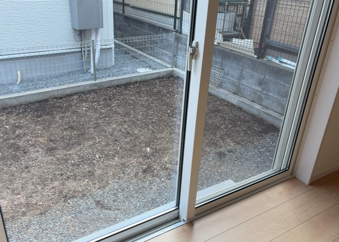サッシは、ガラス窓に使用される金属製の窓枠です。一般的に住宅建築では、金属製建具工事の段階でガラス類・玄関などと同時に設置されます。種類や構造により断熱性能や遮音性能が異なるので現地でご確認ください。