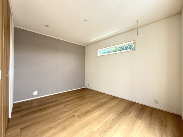 16号棟　主寝室クローゼット　各お部屋には容量たっぷりのクローゼット付き！お洋服やかさばる荷物もすっきり整理できますね！