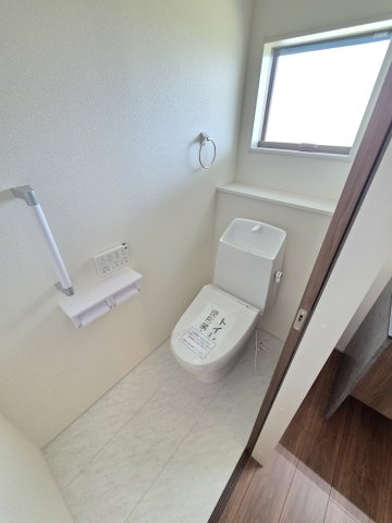 現地写真　トイレは温水洗浄機能付きです！節水タイプなので家計に優しいトイレです！