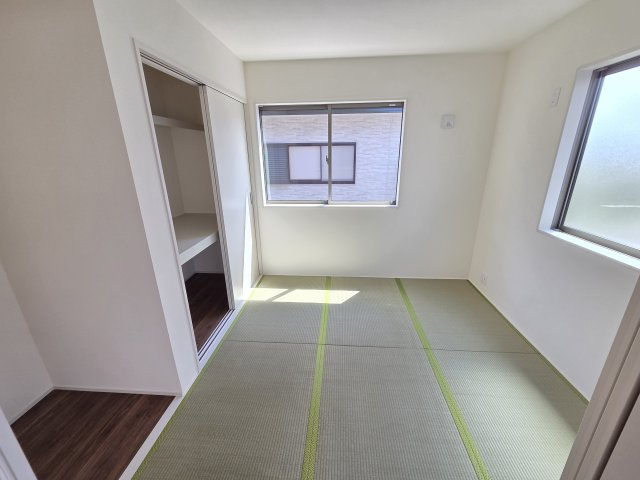 現地写真　リビング横の和室です。居室、お子様のプレイルーム、客間など様々な使い方ができますね！