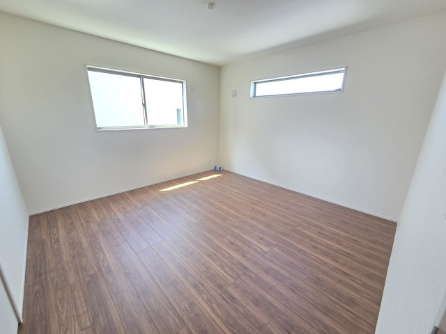 現地写真　8帖の洋室です。2面採光なので風通しがよく明るいお部屋です。