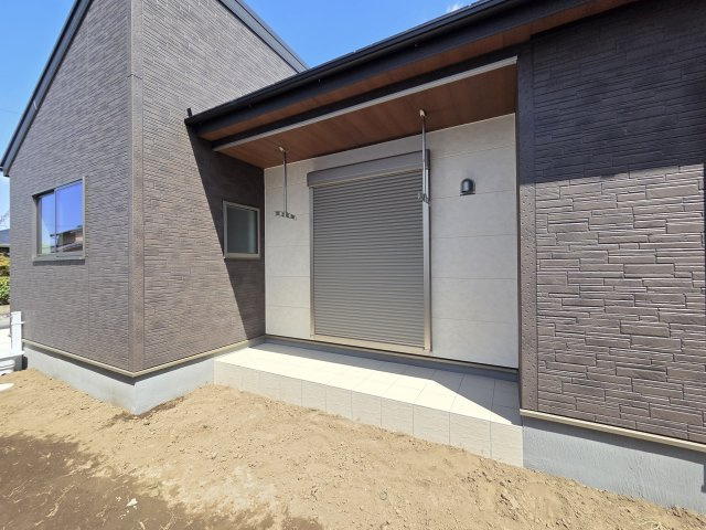 現地写真　タイルデッキ付き！物干しも付いています！
