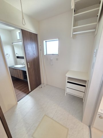 現地写真　脱衣所と洗面所が分かれているので使い勝手◎！