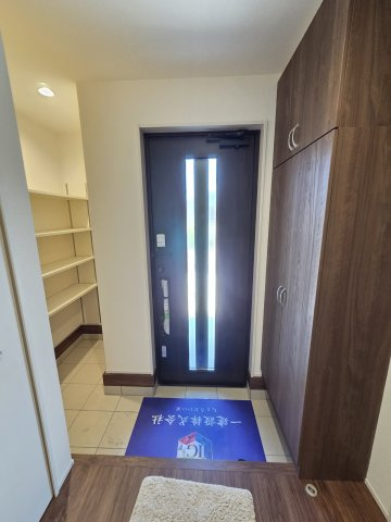現地写真　シューズボックスとシューズインクロークで玄関スッキリ♪