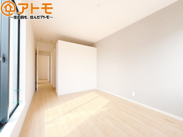アクセントクロスが印象的なお部屋です。お気に入りの家具に囲まれてゆったり過ごしたいですね♪