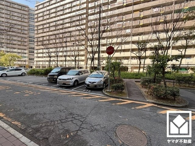 敷地内に駐車場を完備（月額8500円～10200円）。重い荷物や雨の日の移動もスムーズで、快適なカーライフを実現。空き状況等は弊社スタッフまでお気軽にお問い合わせください。