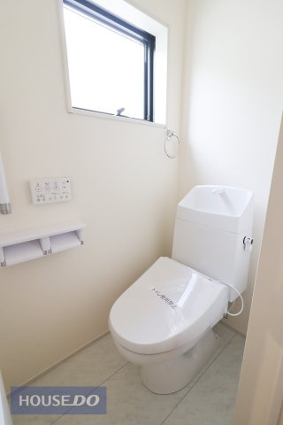窓付きのトイレスペース。換気環境も良好です。