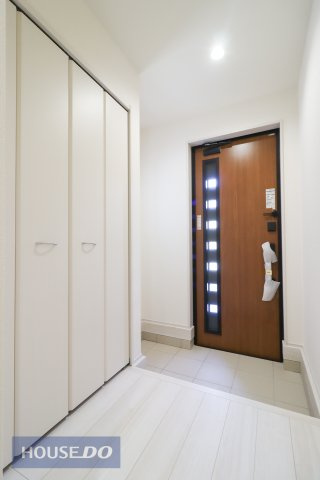 ゆったりと明るい玄関がご家族や来客をお出迎え。機能的な大型シューズボックスは長物もしっかりと収納できます。