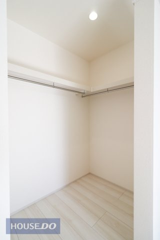 ウォークインクローゼット：整理整頓が簡単に！ウォークインクローゼットのある暮らしは面倒な季節の衣替えもスムーズになります！