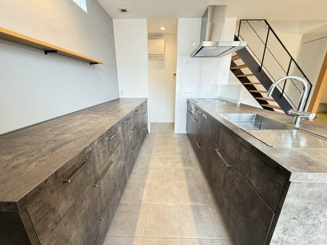 開放感のある対面キッチンはリビングを見渡しながら作業ができる設計。広々とした作業スペースに加え背面には収納力の高いカップボードを完備しており家事効率が向上。デザイン性も高く空間のアクセントになってます