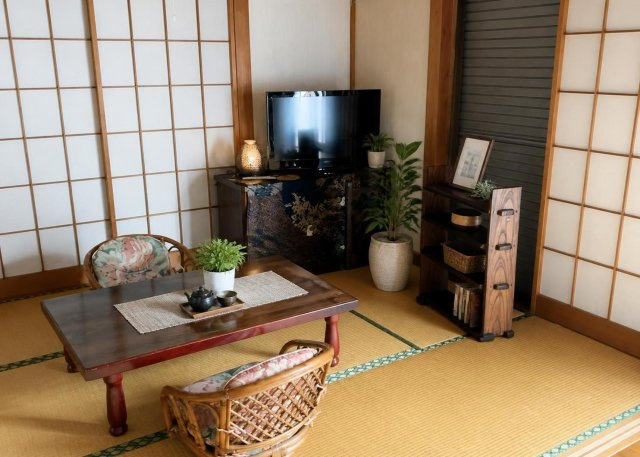 6.0帖のゆとりある広さを誇る洋室です。本物件は全居室6帖以上のゆったりとした間取り設計となっており、家具の配置がしやすくインテリアの自由度も高まります。フローリング仕様で掃除もラクラク。