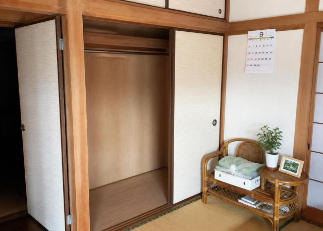 室内には押入れや収納スペースが備わっており、お布団や季節物の衣類、日常の生活用品などをすっきりと整理収納可能です。居室内を広々と有効活用するための機能的な収納機能がしっかりと整っております。