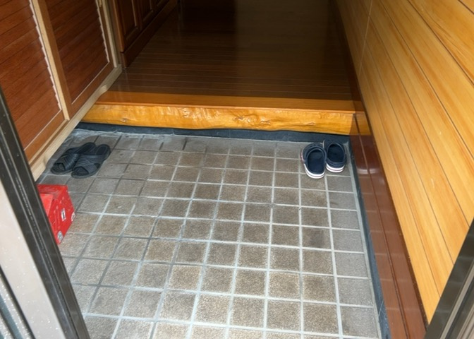 落ち着いた雰囲気の玄関スペースです。平屋戸建てならではの段差が少ない平坦な設計となっており、ご年配の方から小さなお子様まで安心して出入りしていただけます。家族や来客を心地よく迎えます。