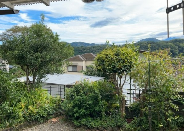 物件周辺は緑豊かで静かな住環境が広がっており、お部屋や敷地内からの眺望も良好です。季節の移ろいを感じながら、自然を感じられる落ち着いた生活を享受できる魅力的なロケーションとなっております。