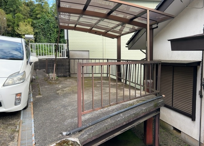 敷地内にはカーポート付きの駐車場を完備しております。愛車を雨や直射日光から保護できるため、車持ちのご家族にも嬉しい設備です。駐車スペースまでのアプローチも平坦でスムーズに出入り可能です。