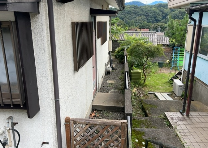 10坪以上の広い南庭を備えた開放的な敷地です。日当たりが良く、ガーデニングや家庭菜園、お子様やペットの遊び場として多彩に活用できます。隣地との距離も確保されておりプライバシー面でも安心です。
