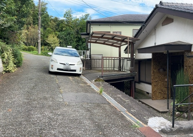 北側に接する道路は幅員4.0mの私道となっております。車の出し入れもしやすく、現地周辺は落ち着いた住宅地です。敷地境界や周辺道路との関係性も現地でご確認いただける安心の立地環境となっております。