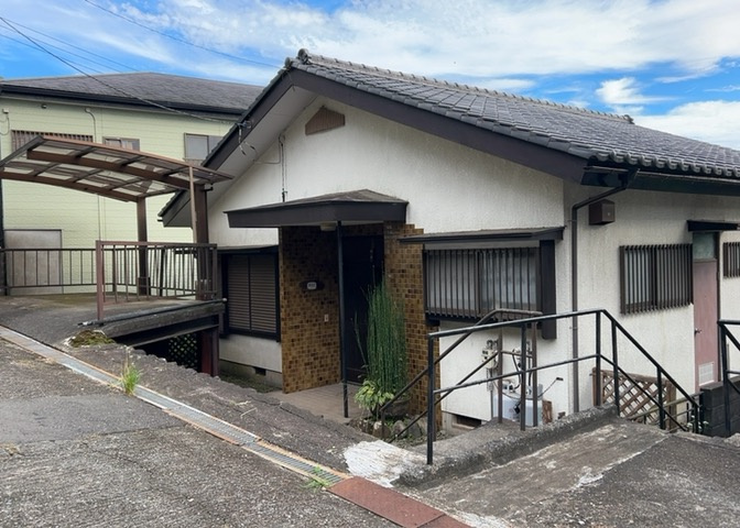 土地面積208.98？（約63.21坪）の敷地に建つ平屋建て住宅です。南向きで日照条件が良く、静かな住宅街の中に佇んでいます。600万円というお求めやすい価格設定で、即引渡し可能な空家物件です。