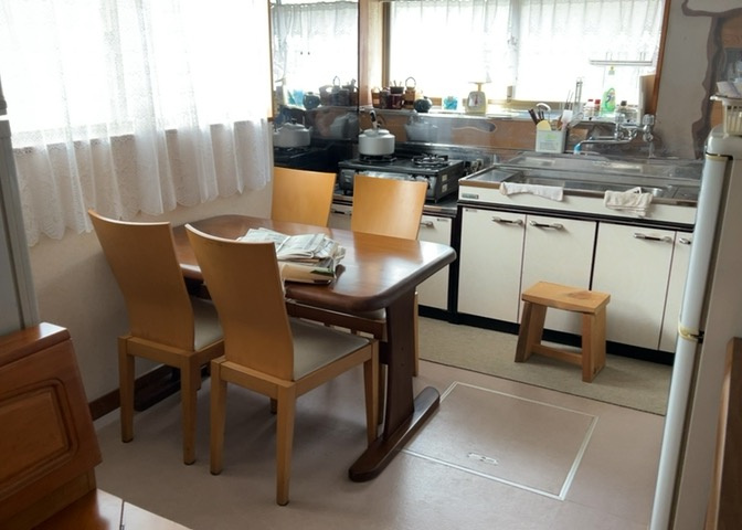 別角度からのダイニングスペースです。南向きの窓から注ぐ温かな日差しが食卓を明るく彩ります。平屋建てならではのフラットで開放的な空間となっており、毎日の団らんを優しく包み込んでくれます。