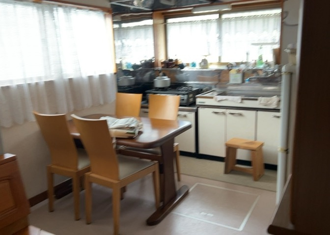 ダイニングキッチン別角度からの写真です。勝手口や窓からの通風が良好で、調理時の匂いや煙も効率よく換気できます。3DKの使い勝手の良い間取り構成で、毎日の生活動線がコンパクトに整っています。