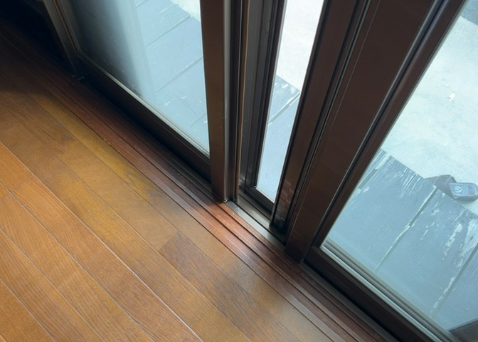 室内の内装部分は落ち着いた装飾で仕上がっています。1980年建築の木造戸建てですが、状態も良く即入居可能な空家状態です。フローリングや壁面など、清潔感のある内装空間を現地にてお確かめください。